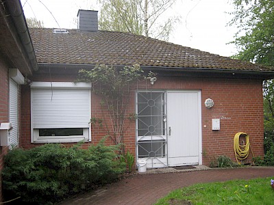 Hauseingang und Fenster des WG-Zimmers