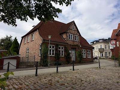 Straßenfront des denkmalgeschützten Zweifamilienhauses mit der 4 Zimmer Eigentumswohnung im gesamten Erdgeschoss.