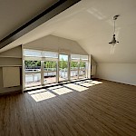 Blick ins Wohnzimmer und auf den Balkon